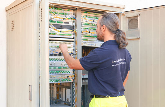Ein Mitarbeiter der R Geissmann AG bei der Arbeit