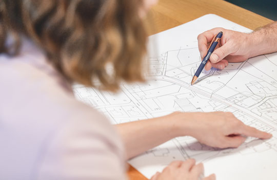 Eine Kundin wird bei der strategischen Ausrichtung ihres Kabelnetztes von der R Geissmann AG beraten