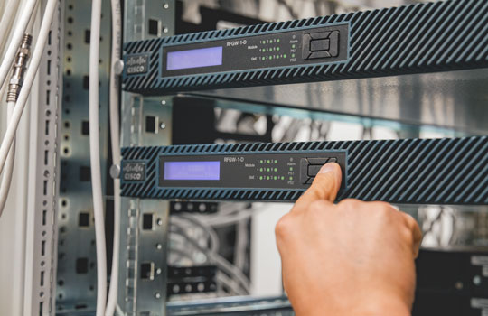 Mit unserer eigenen Kopfstation bereiten wir je rund 200 digitale Fernseh- und Radiosender auf