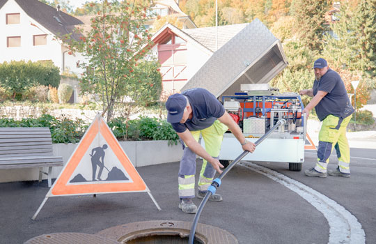 Zwei Mitarbeiter der R Geissmann AG installieren ein Kabelnetz